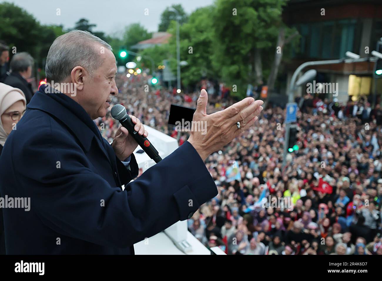 Istanbul, Turquie. 28th mai 2023. Le président turc Recep Tayyip Erdogan s’adresse à ses partisans rassemblés devant sa résidence dans le quartier de Kisikli, alors qu’il dirige l’élection présidentielle d’Istanbul, en Turquie, sur 28 mai 2023. Photo du Président turc Bureau de presse/ crédit: UPI/Alamy Live News Banque D'Images