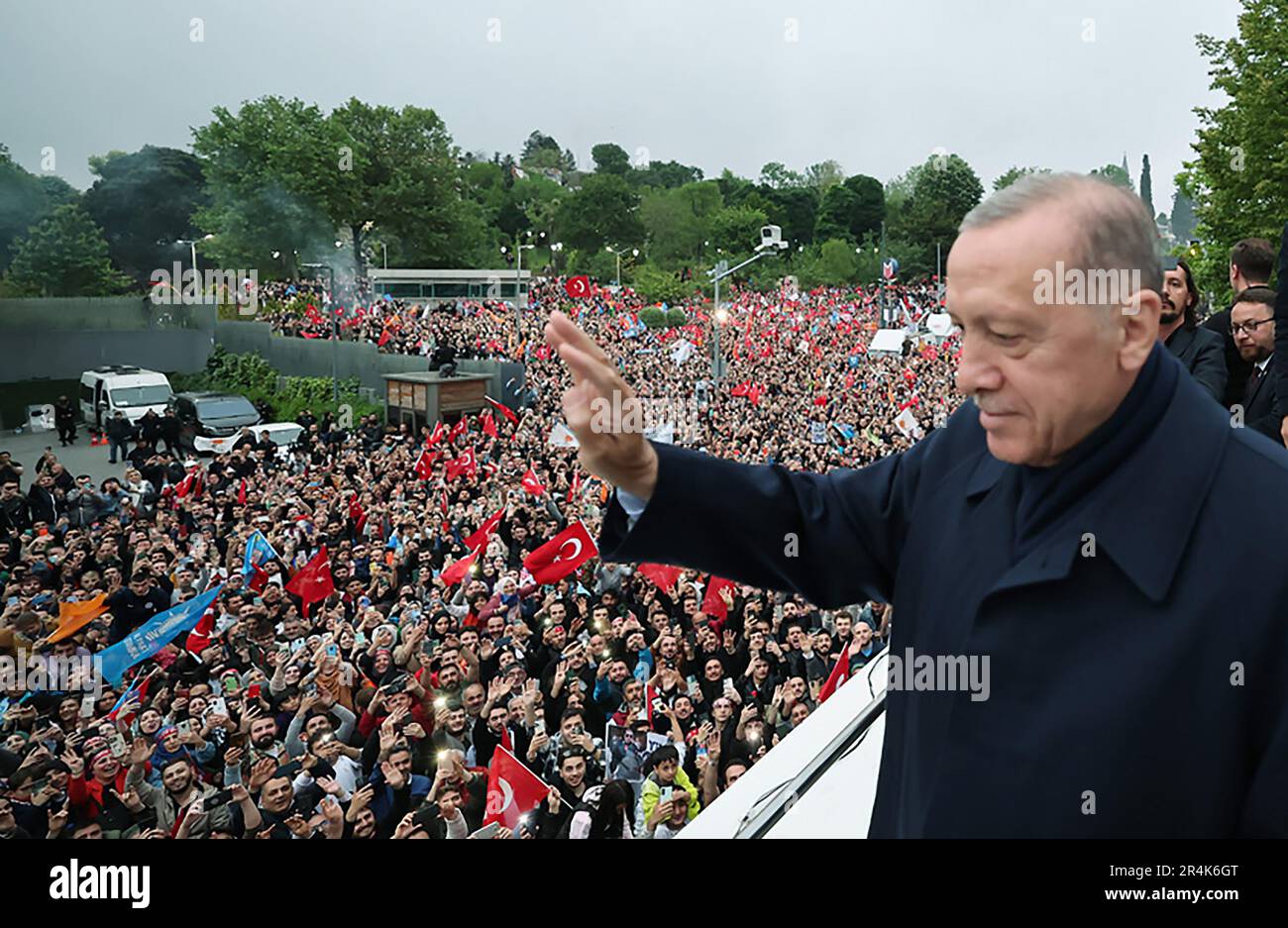 Istanbul, Turquie. 28th mai 2023. Le président turc Recep Tayyip Erdogan s’adresse à ses partisans rassemblés devant sa résidence dans le quartier de Kisikli, alors qu’il dirige l’élection présidentielle d’Istanbul, en Turquie, sur 28 mai 2023. Photo du Président turc Bureau de presse/ crédit: UPI/Alamy Live News Banque D'Images