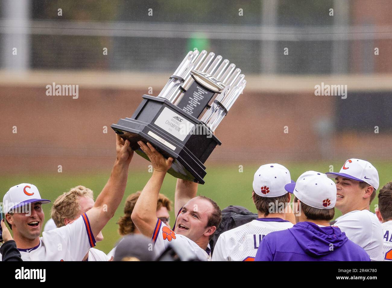 Durham, Caroline du Nord, États-Unis. 28th mai 2023. Ryan Ammons (21), lanceur de tigres Clemson, remporte le trophée du championnat après avoir remporté le championnat de baseball ACC 2023 contre les ouragans de Miami (FL) au parc d'athlétisme Durham Bulls à Durham, en Caroline du Nord. (Scott Kinser). Crédit : csm/Alay Live News Banque D'Images