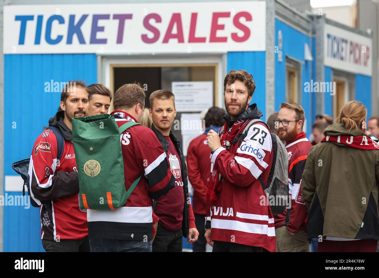 Les fans de l'équipe lettone de hockey sur glace achètent des billets pour le match Lettonie - USA Ice Hockey World Championship pour la médaille de bronze à Nokia Arena. 2023 le Championnat du monde de hockey sur glace de l'IIHF a lieu du 12 au 28.5.2023 à Tampere, en Finlande et à Riga, en Lettonie. Banque D'Images