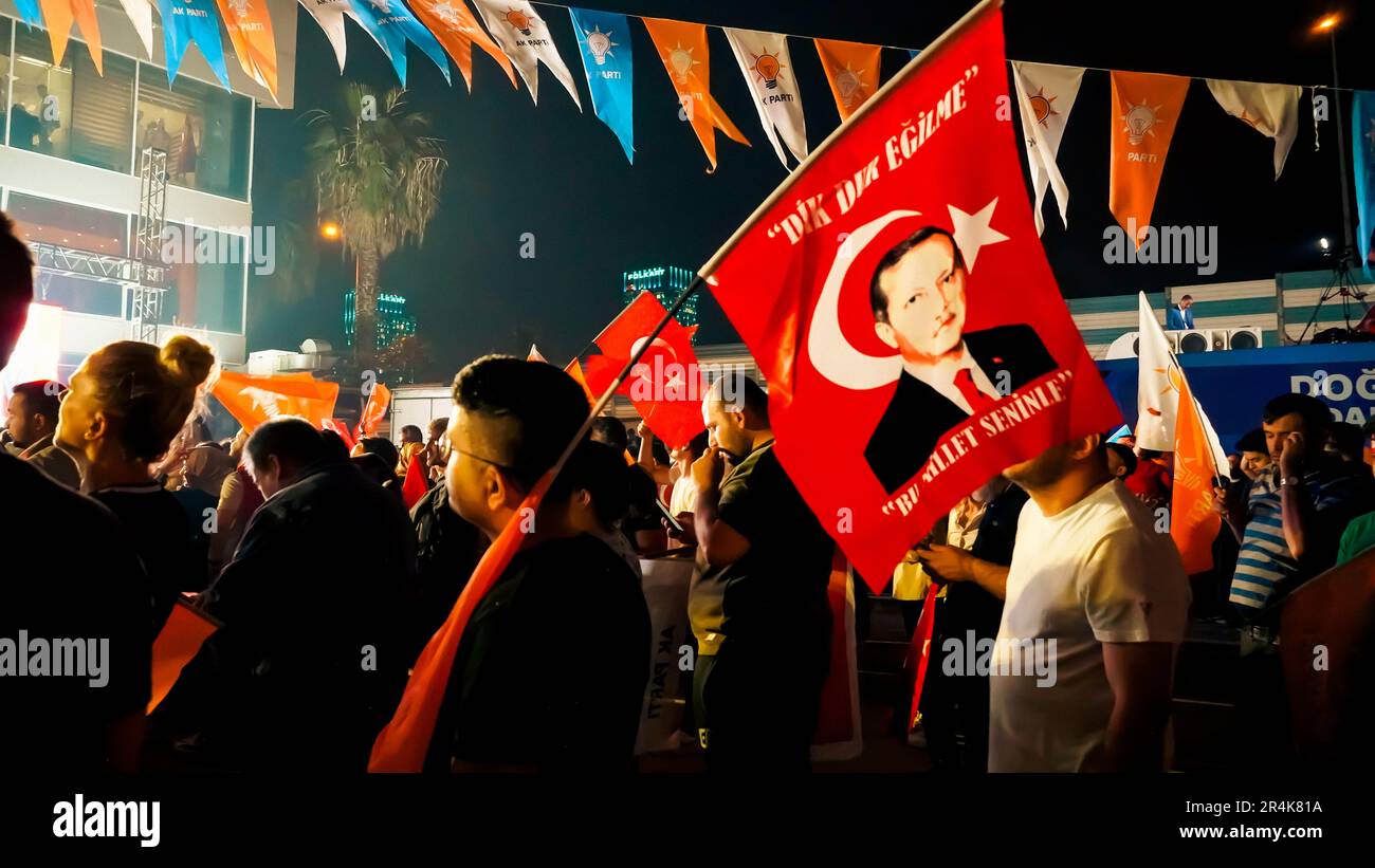 Izmir, Turquie. 28th mai 2023. Célébration des élections des partisans du parti AK devant la présidence provinciale du parti AK d'Izmir. Le président Recep Tayyip Erdogan a remporté cinq années de plus l'élection présidentielle en Turquie, ce qui a défait le chef de l'opposition Kemal Kilicdaroglu. Avec 99,43% des voix comptées, les premiers résultats officiels annoncés dimanche par le Conseil suprême des élections de Turquie ont montré qu'Erdogan avait remporté 52,14% des voix. Kilicdaroglu a reçu 47,86 %. Crédit: İdil Toffolo/Alay Live News Banque D'Images