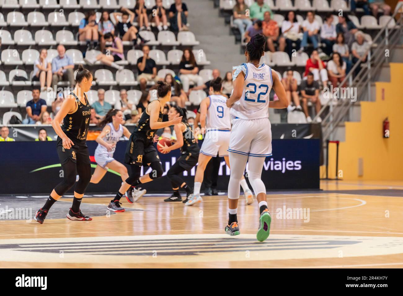 Vigo, Espagne. 25th mai 2023. L'équipe espagnole reprend possession du ballon sous le panier de l'équipe italienne. Credit: xan Gasalla / Alamy Live News. Banque D'Images