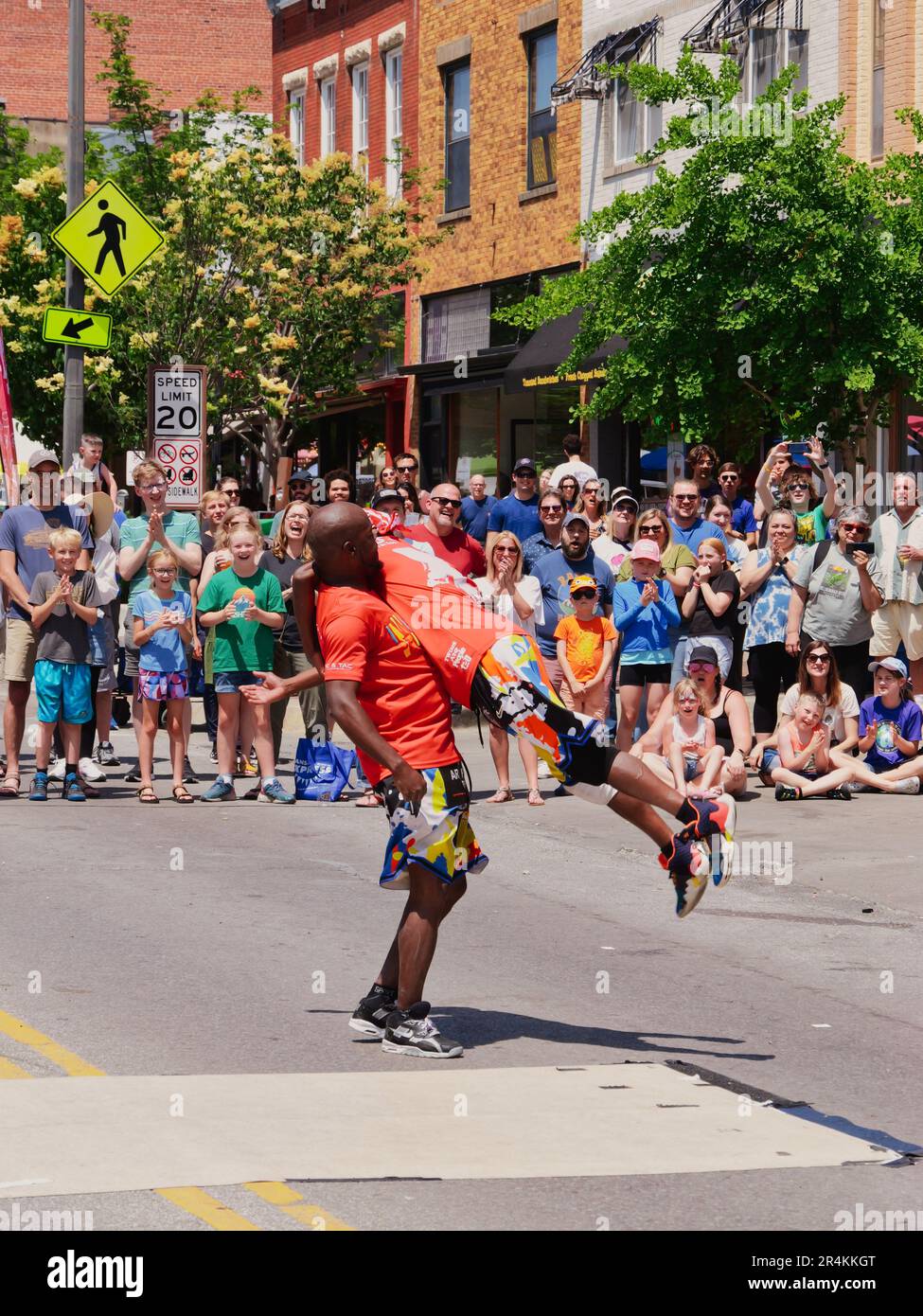 Lawrence, Kansas - 28 mai 2023: TIC et TAC Breakdanseuses de New York au Lawrence Busker Festival Banque D'Images