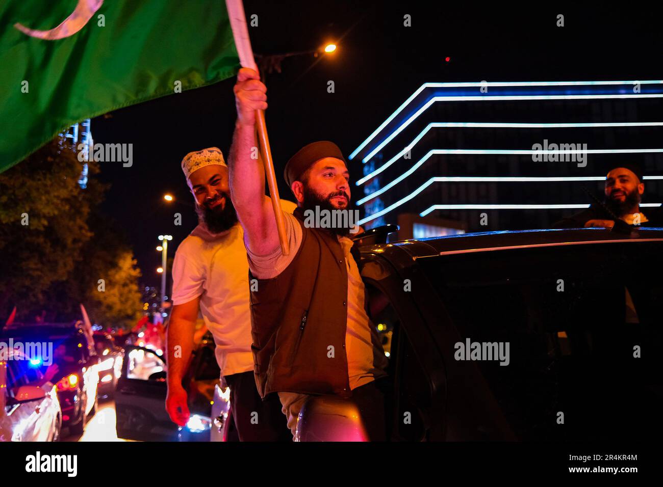 Izmir, Turquie. 28th mai 2023. Les partisans de Recep Tayyip Erdogan ont vu un drapeau brander une voiture. Après la victoire électorale de Recep Tayyip Erdogan, les célébrations se sont poursuivies tout au long de la nuit. Crédit : SOPA Images Limited/Alamy Live News Banque D'Images