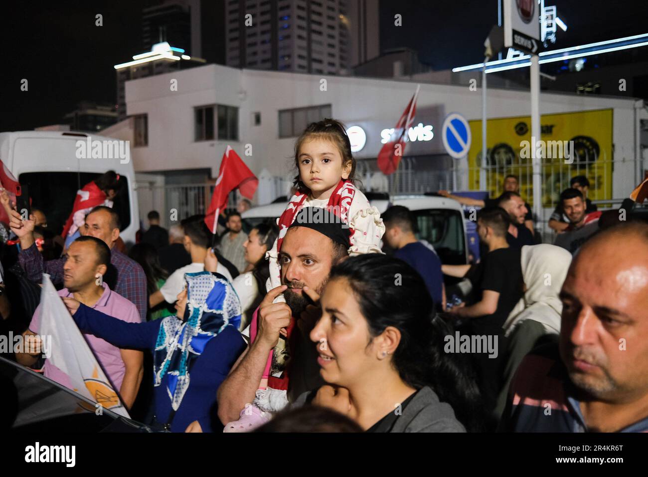 Izmir, Turquie. 28th mai 2023. Une fille vue sur l'épaule de son père pendant la célébration. Après la victoire électorale de Recep Tayyip Erdogan, les célébrations se sont poursuivies tout au long de la nuit. (Photo de Murat Kocabas/SOPA Images/Sipa USA) crédit: SIPA USA/Alay Live News Banque D'Images