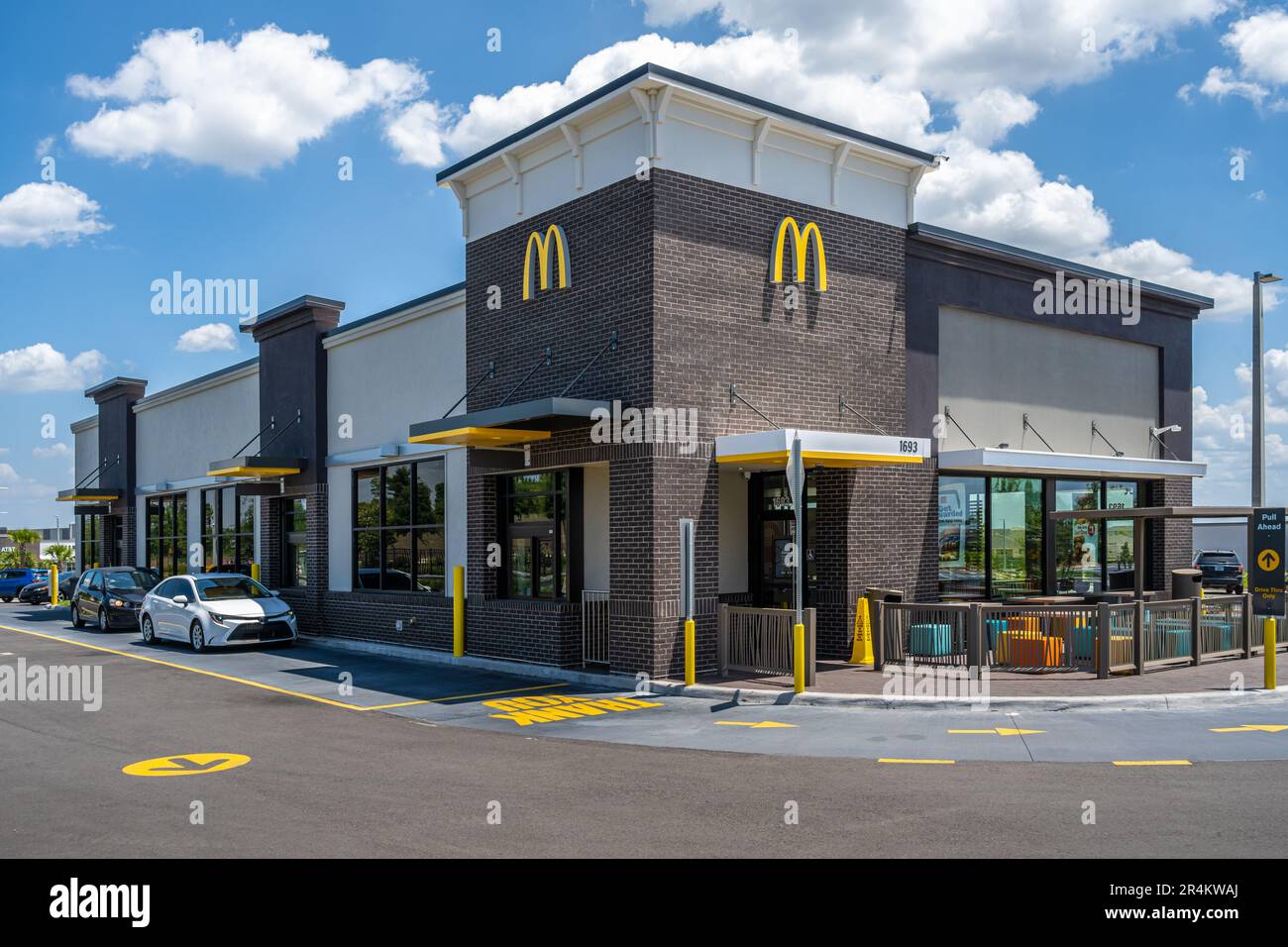 Restaurant de restauration rapide McDonald's avec clients du drive-in à Minneola, Floride. (ÉTATS-UNIS) Banque D'Images