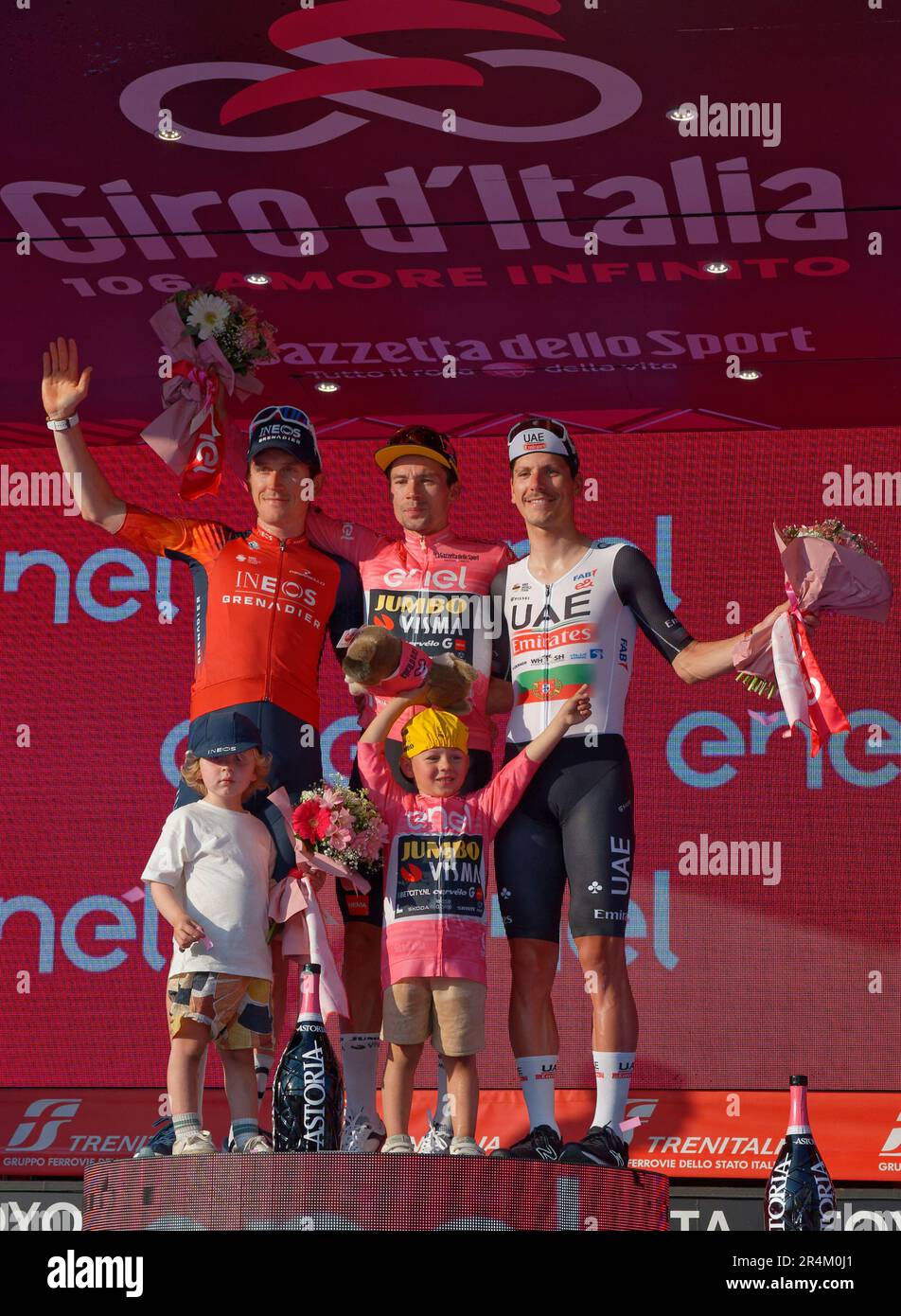 Geraint Thomas -Primoz Roglic et Joao Almeida posent sur le podium après le Giro d'ITA 106th Banque D'Images