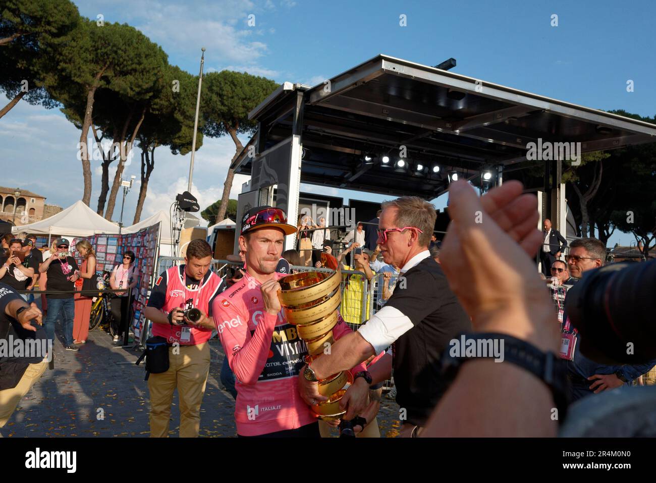 Primoz Rogall de Slovénie et l'équipe Jumbo-Visma - le leader rose Jersey fête sur le podium lors du 106th Giro d'Italia 2023, Banque D'Images