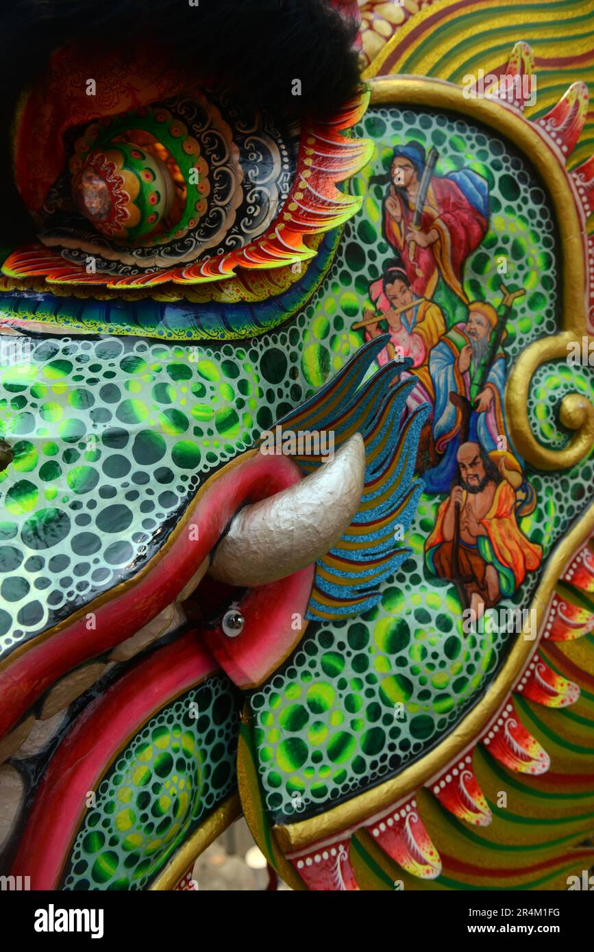 Un gros plan d'un visage de dragon coloré décoré. Banque D'Images
