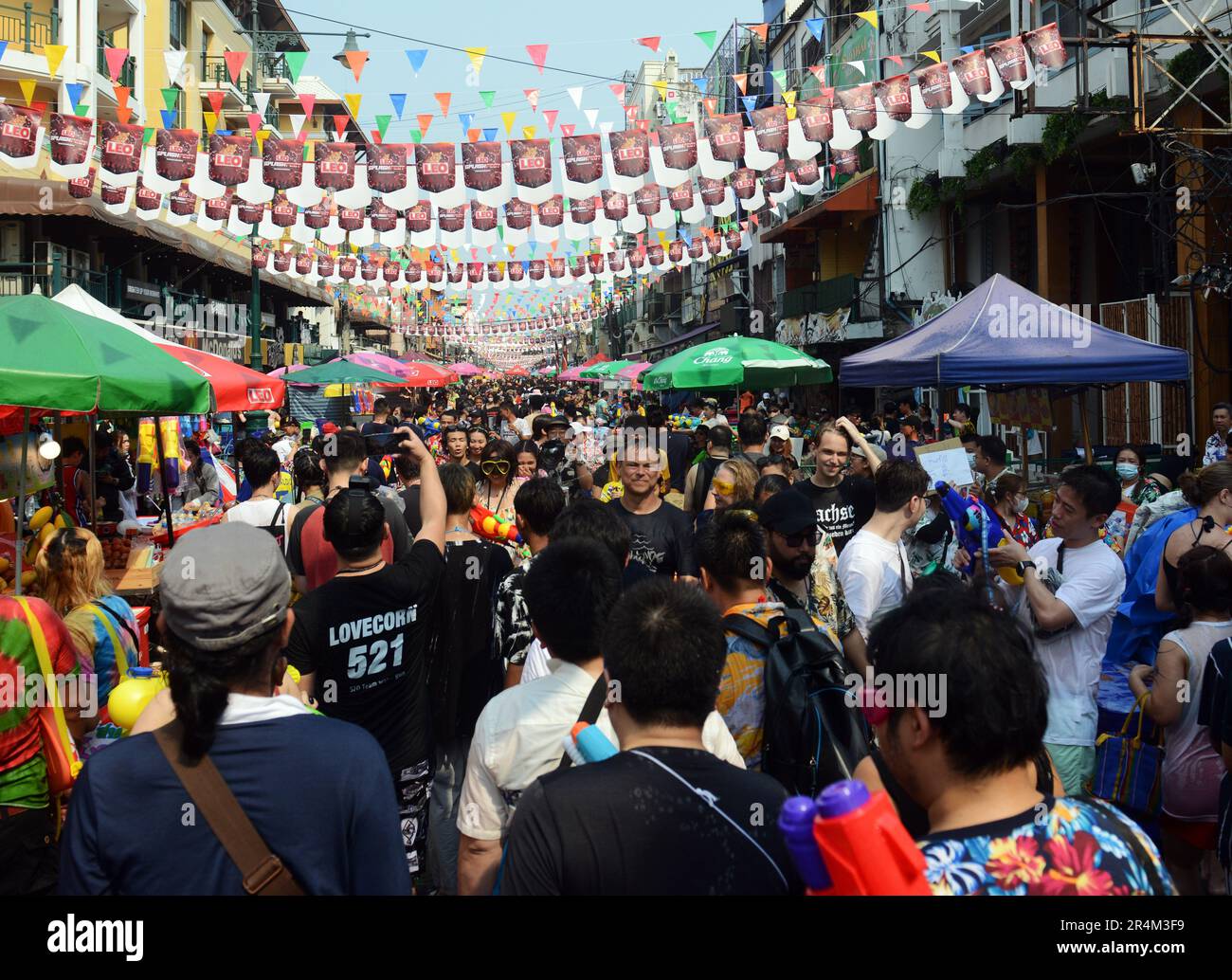 Des éclaboussures d'eau pendant les célébrations de Songkran (nouvel an thaïlandais) sur Khaosan Road, Banglamphu, Bangkok, Thaïlande. Banque D'Images