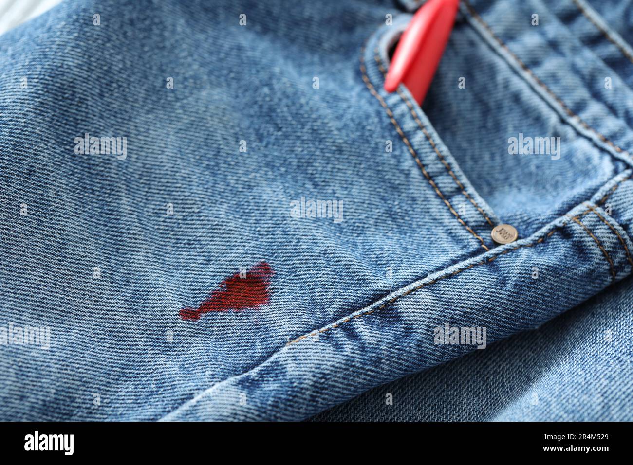 Stylo et tache d'encre rouge sur les jeans, gros plan Photo Stock - Alamy