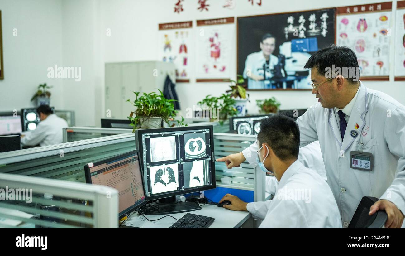 Guiyang, province chinoise de Guizhou. 24th mai 2023. Les médecins du département d'imagerie médicale travaillent à l'hôpital populaire provincial de Guizhou à Guiyang, capitale de la province de Guizhou, au sud-ouest de la Chine, au 24 mai 2023. Credit: Tao Liang/Xinhua/Alamy Live News Banque D'Images