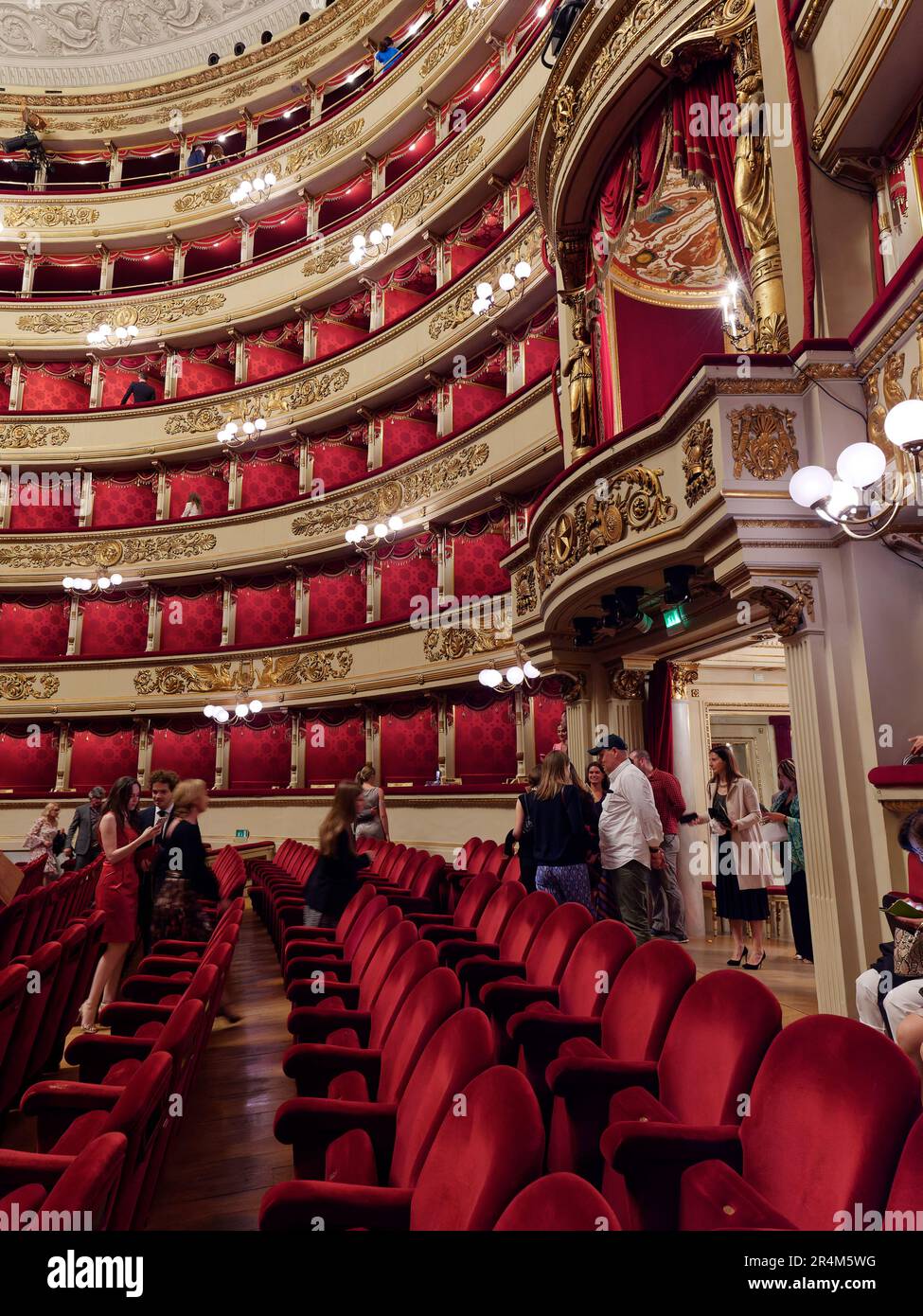 Intérieur de la Scala Opera House à Milan, Lombardie, Italie, les gens admirent ce lieu célèbre avec ses sièges élégants et ses boîtes privées, Banque D'Images