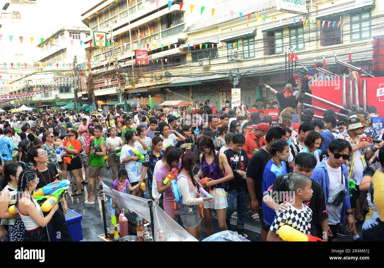 Célébrations du nouvel an thaïlandais sur Chakrabongse Rd près de Khaosan Road à Bangkok, Thaïlande. Banque D'Images