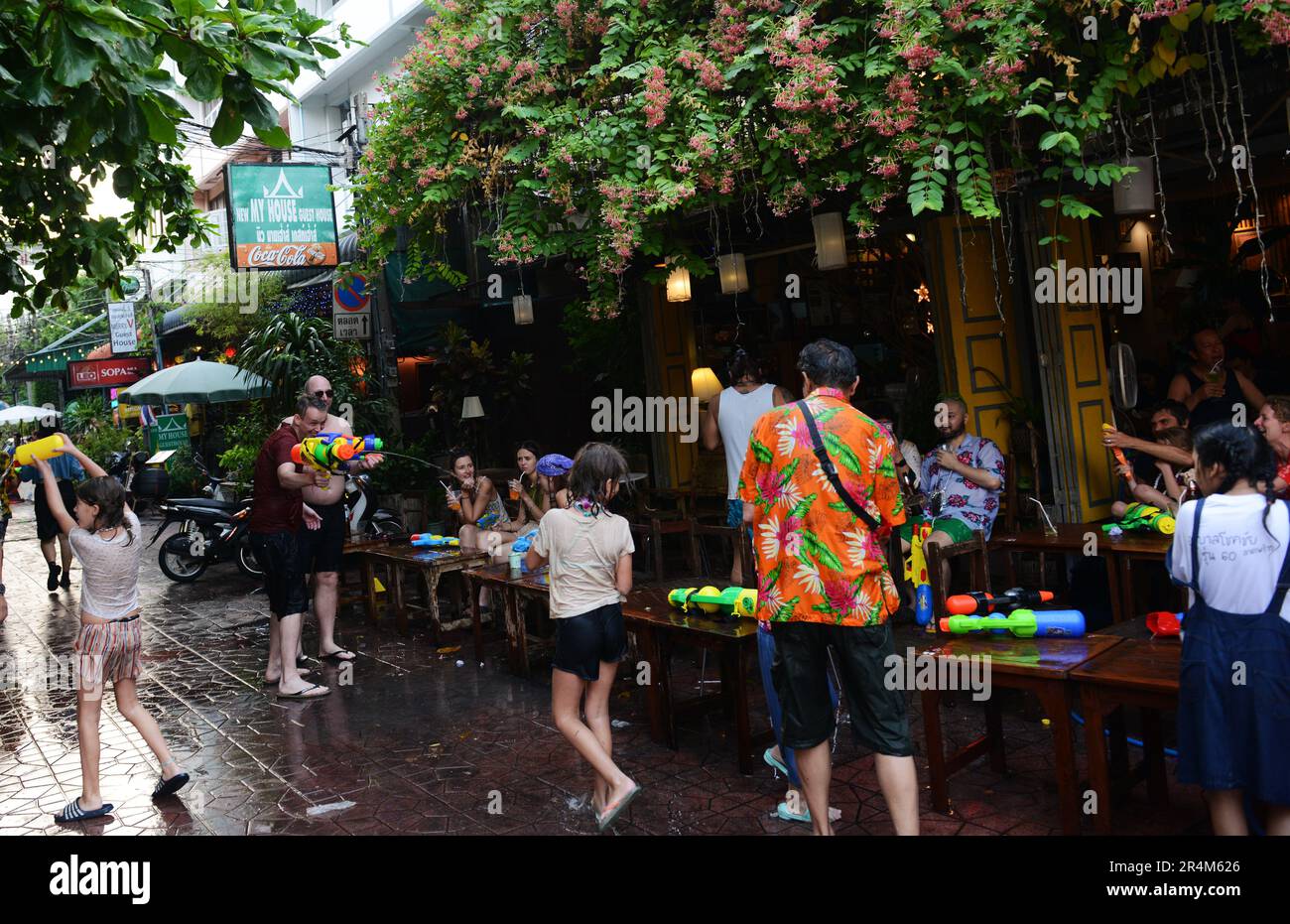Des éclaboussures d'eau pendant le festival Songkran depuis le bar de jardin botanique de RAM Buttri Aly près de Khaosan Road à Banglamphu, Bangkok, Thaïlande. Banque D'Images