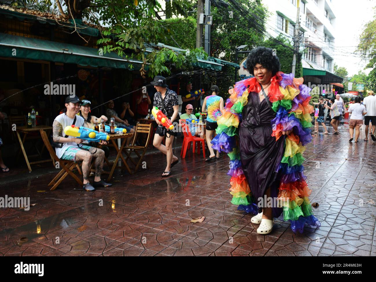 Des éclaboussures d'eau pendant le festival Songkran depuis le bar de jardin botanique de RAM Buttri Aly près de Khaosan Road à Banglamphu, Bangkok, Thaïlande. Banque D'Images