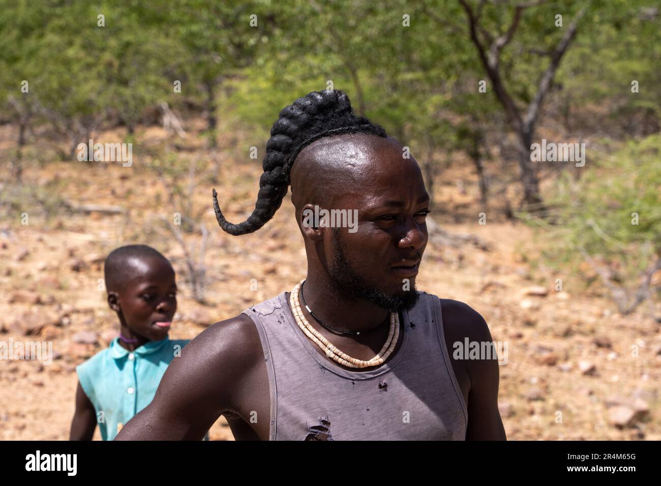 Jeune homme Himba, Kaokoland, Namibie, Afrique le Himba (singulier: OmuHimba, pluriel: OvaHimba) est un peuple autochtone dont la population est estimée à Banque D'Images