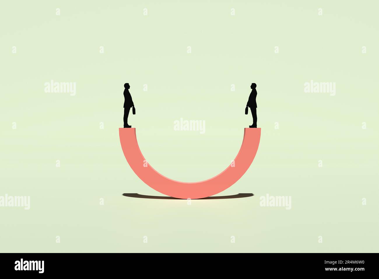 Évaluation des performances de l'entreprise, évaluation de carrière, concours et leadership. Silhouettes d'un deux hommes d'affaires à l'équilibre sur une bascule ou des balances. Banque D'Images