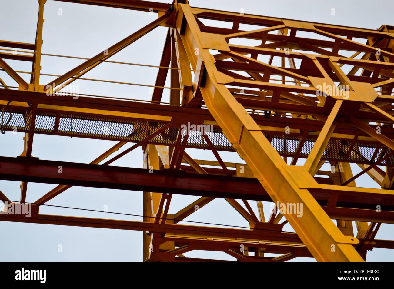 Structure de charge en fer métallique jaune lourd fixe industrielle puissante grue de type pont sur des supports pour le levage de cargaison sur un m Banque D'Images