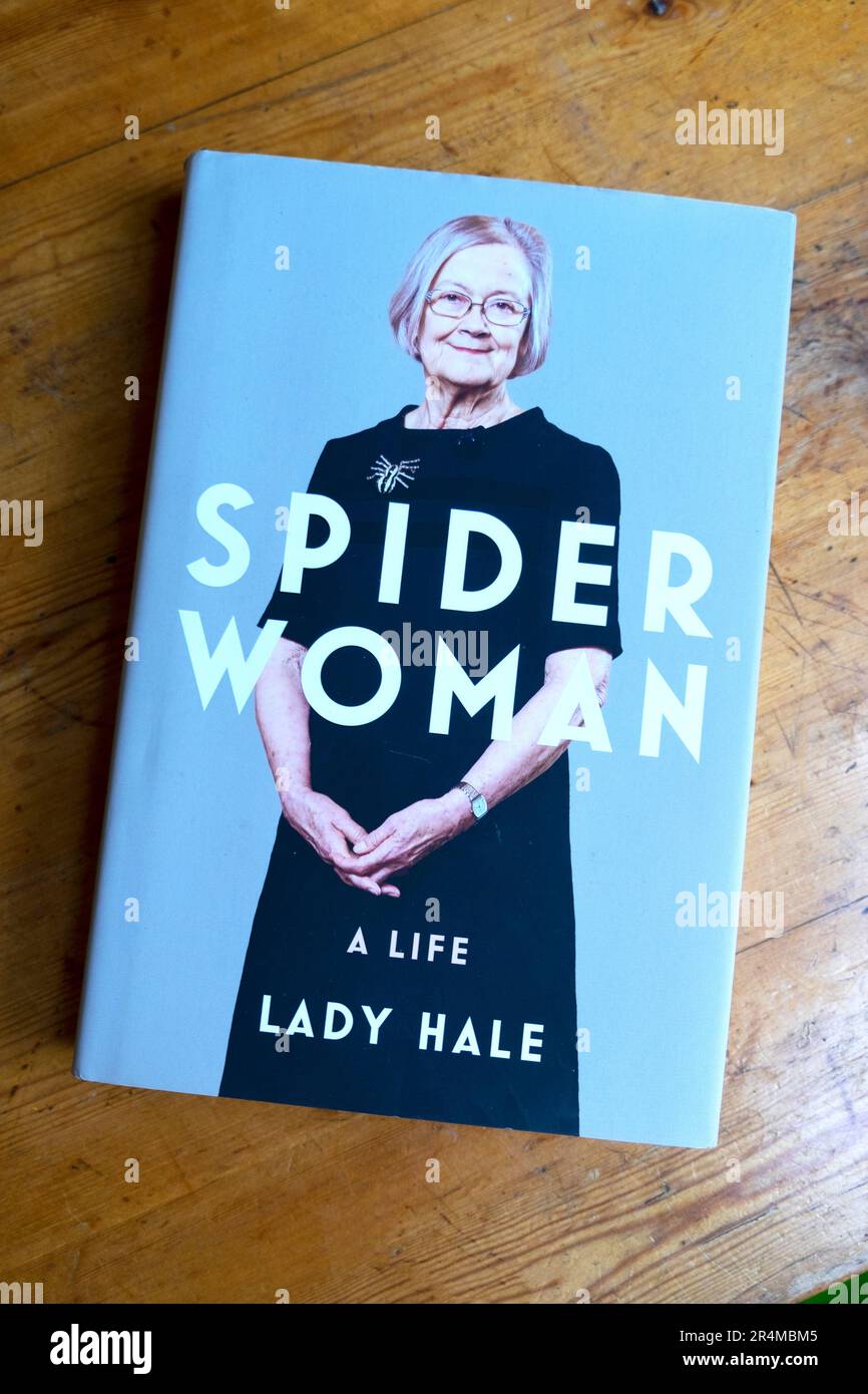 'Spider woman' A Life Lady Hale livre couverture par Brenda Hale Baroness Hale de Richmond, juge britannique Président de la Cour suprême jusqu'en 2020 Royaume-Uni Banque D'Images