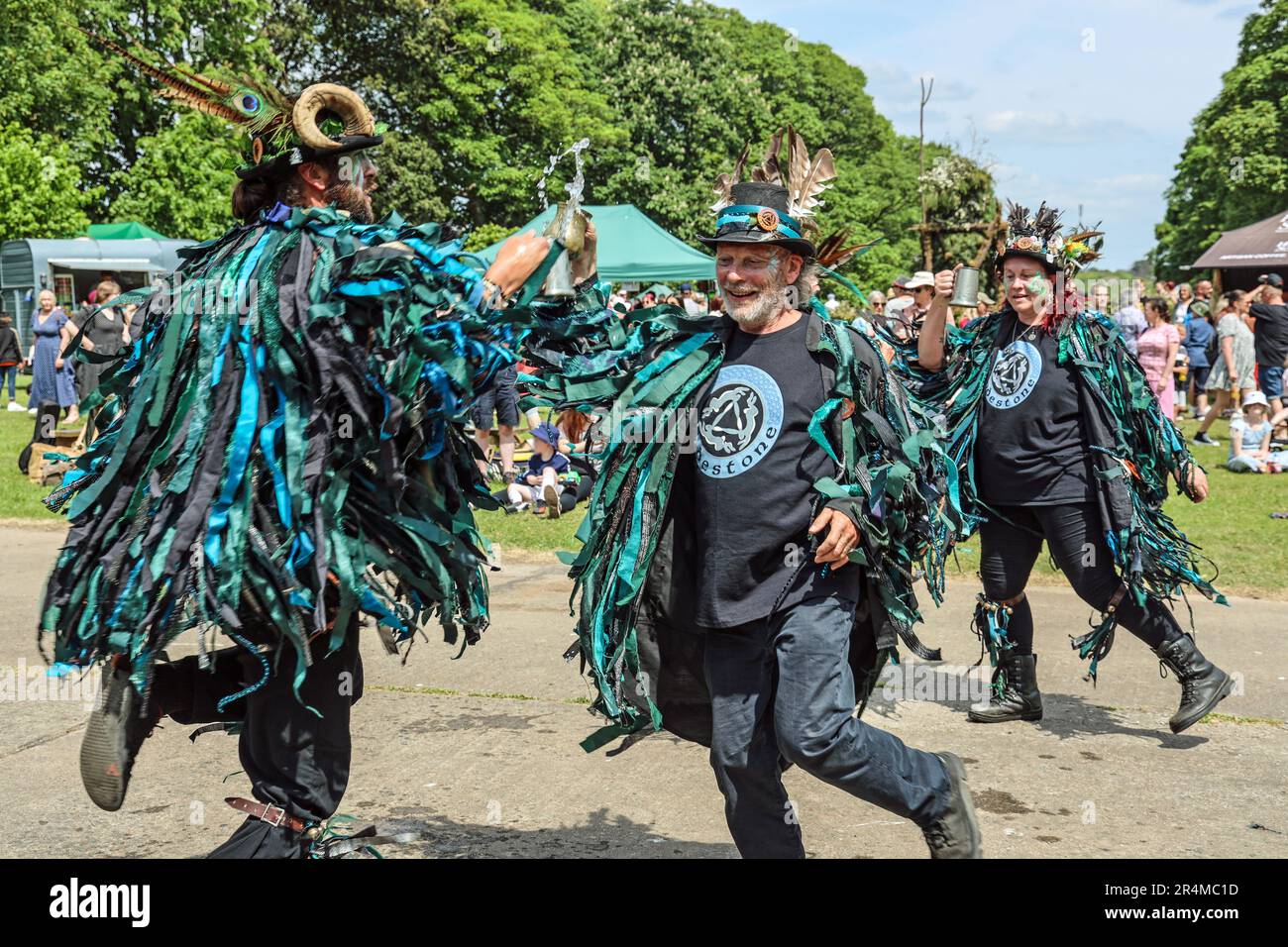 Lodestone Border Morris dans une danse bourrée de plaisir au Green Man Festival qui a eu lieu fin mai Bank Holiday 2023 au Mount Edgcumbe Park, Cornouailles nr Plymo Banque D'Images