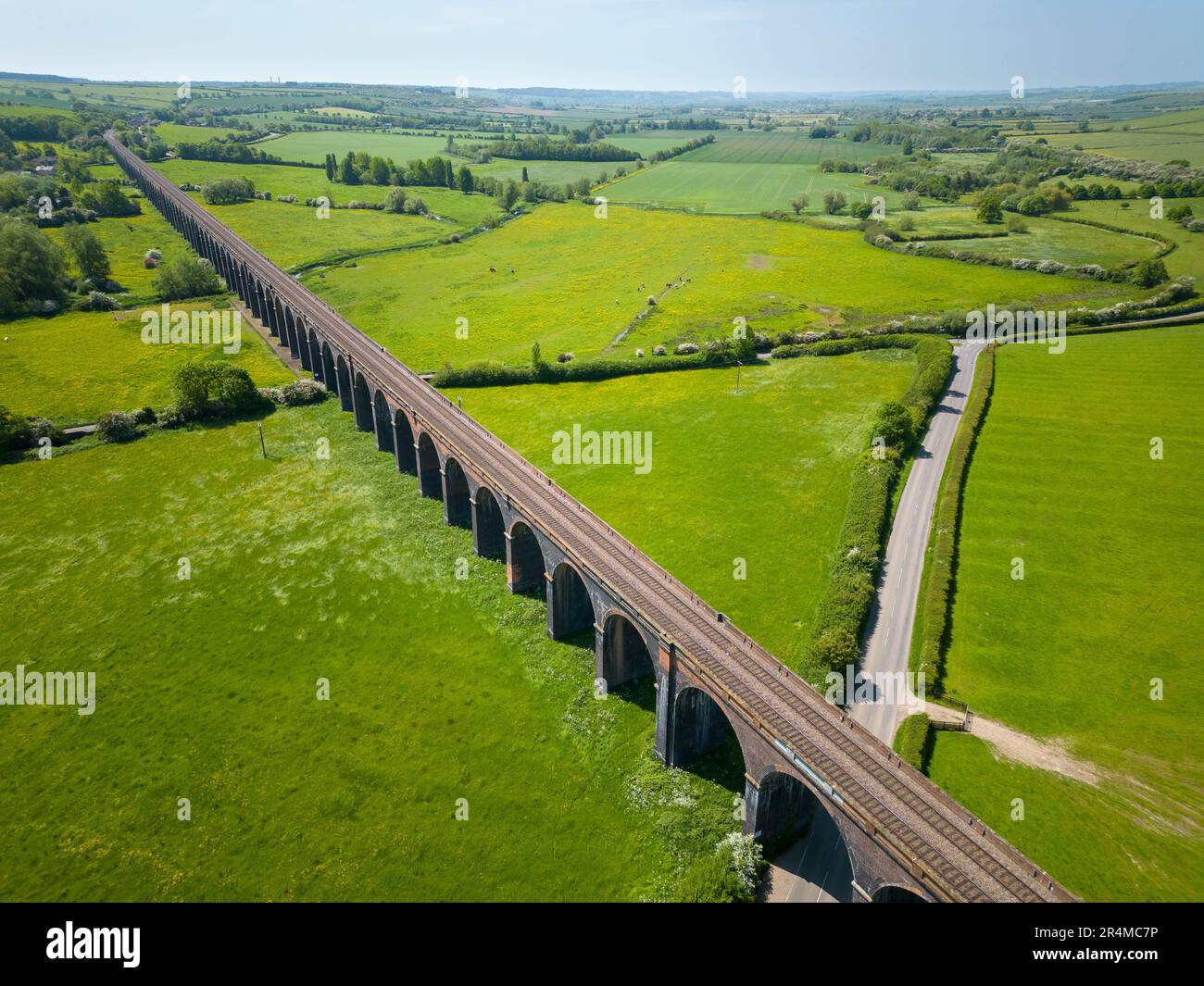 Harringworth Viaduct, Northamptonshire à 1 275 verges (1,166 km) de long et avec 82 arches, chacune ayant une portée de 40 pieds (12 mètres), c'est le viaduc de maçonnerie le plus long du Royaume-Uni. Banque D'Images