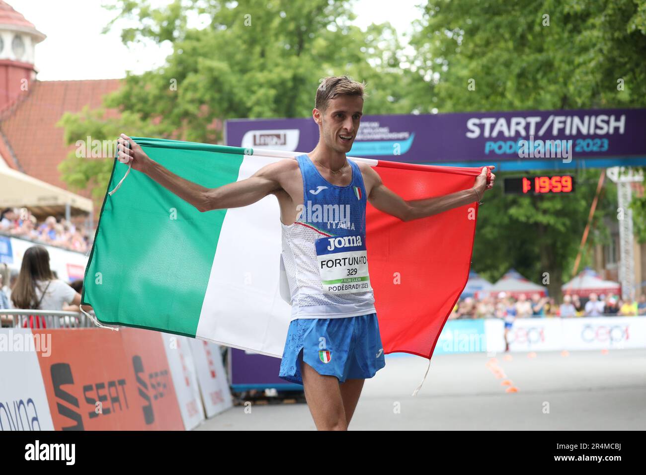 Francesco FORTUNATO célèbre avec le drapeau italien après avoir remporté les 20km hommes au Championnat européen de l'équipe de marche de course 2023 Banque D'Images