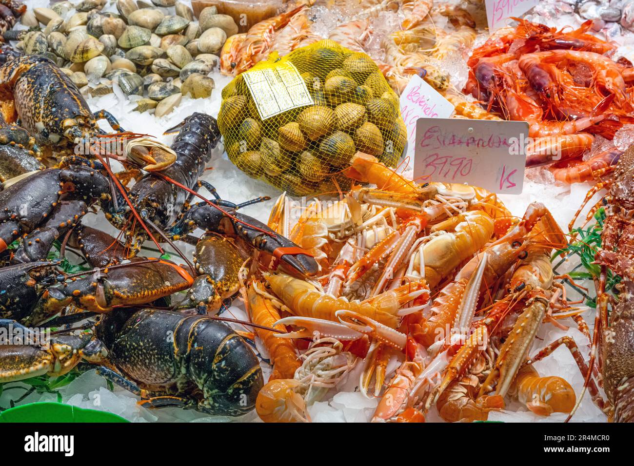 Homards et fruits de mer à vendre sur un marché de Barcelone, Espagne Banque D'Images