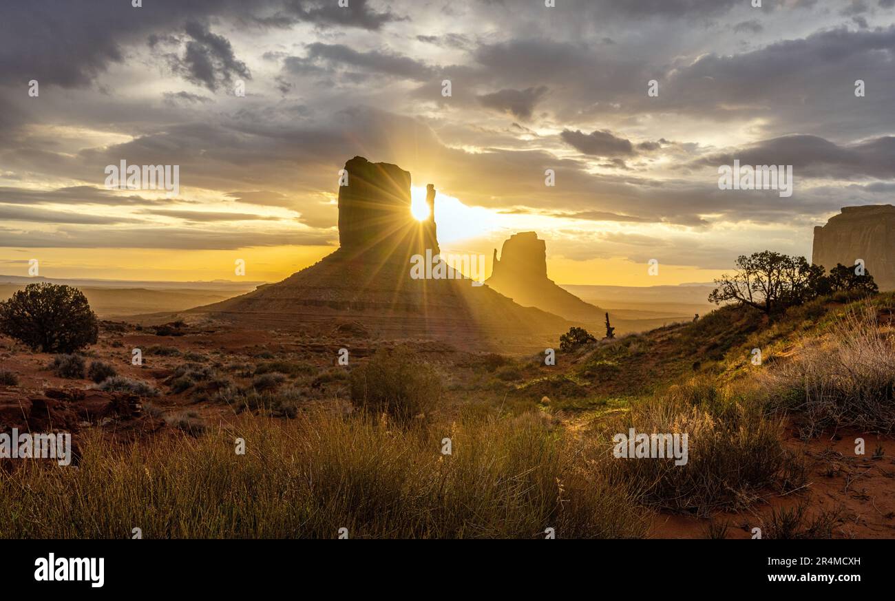 Tôt le matin dans la célèbre Monument Valley en Arizona, États-Unis Banque D'Images