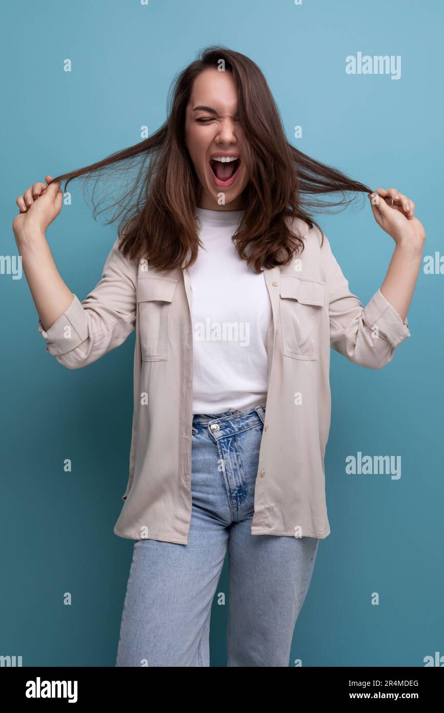 positive gaie 30s brune femme habillée en chemise s'amusant Photo Stock -  Alamy