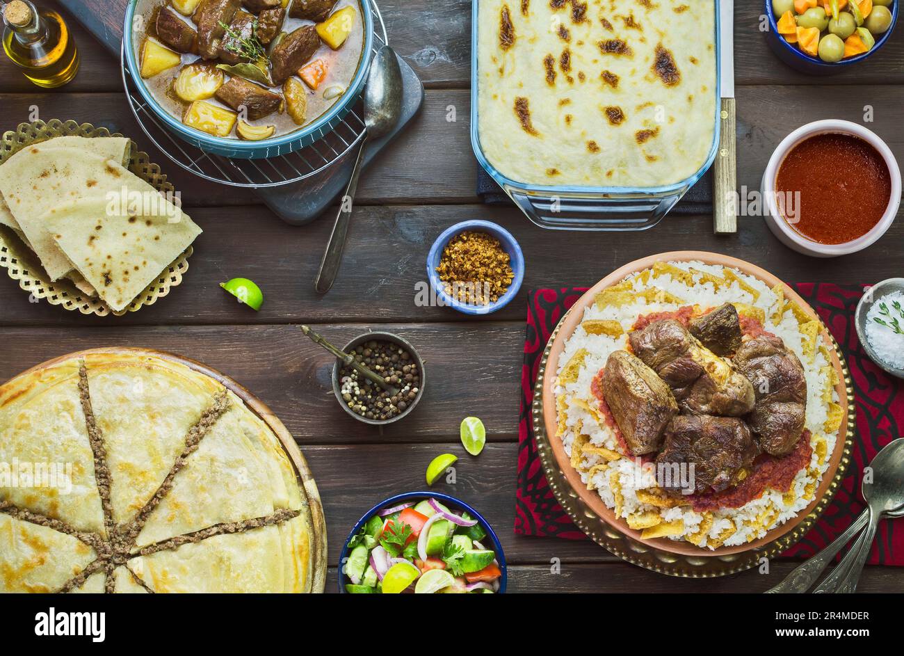 Cuisine arabe; déjeuner traditionnel du Moyen-Orient. C'est aussi un repas à base de viande pour célébrer « Eid-Al Adha » ou « le Festival du sacrifice ». Banque D'Images