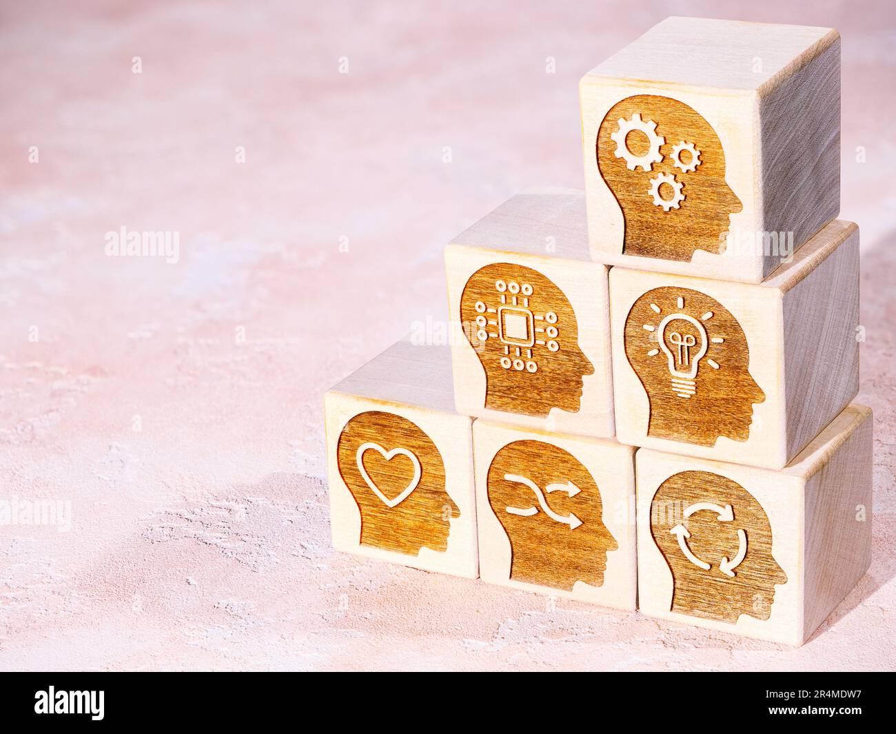 Les symboles de soft power skills sur des cubes en bois comme concept de nouvelle forme de gestion Banque D'Images