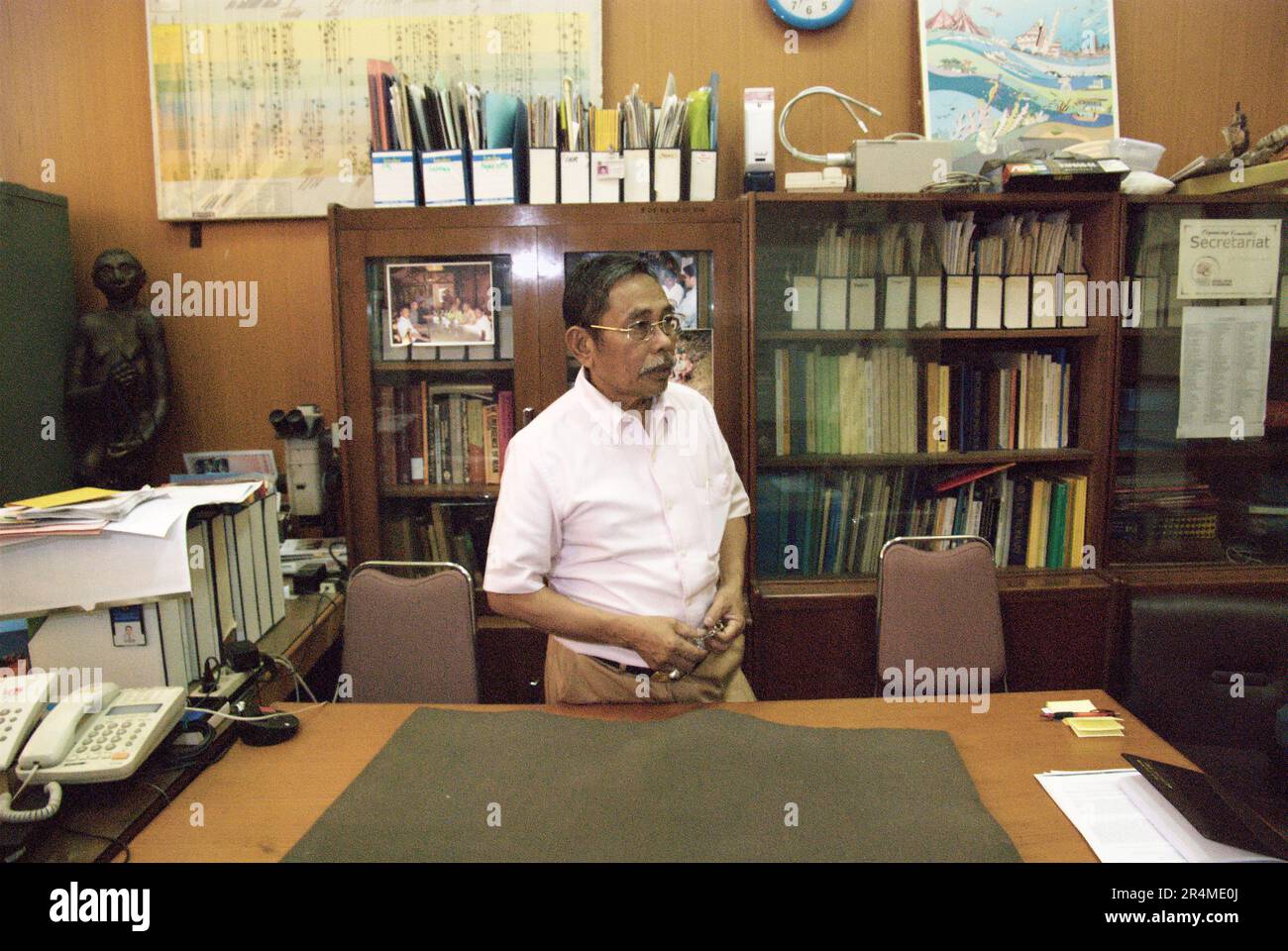 Fachroel Aziz, professeur de recherche en paléontologie des vertébrés, est photographié au bureau de la recherche sur les vertébrés, à l'Agence géologique du Ministère indonésien de l'énergie et des ressources minérales, situé à Bandung, à Java Ouest, en Indonésie. Banque D'Images