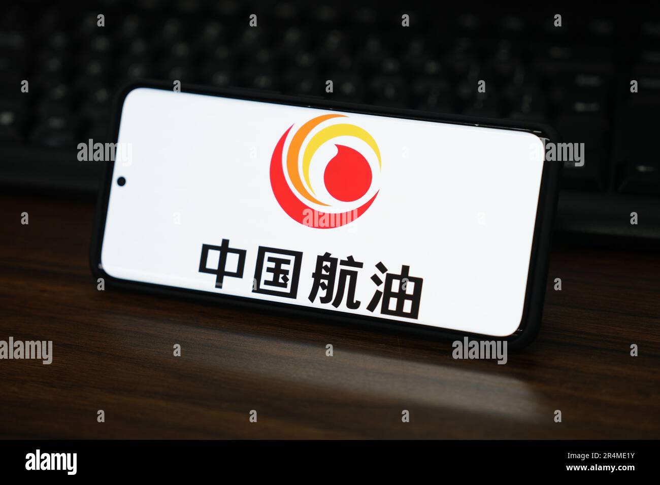 Dans cette illustration, le logo du China National Aviation Fuel Group s'affiche sur l'écran d'un smartphone. Banque D'Images