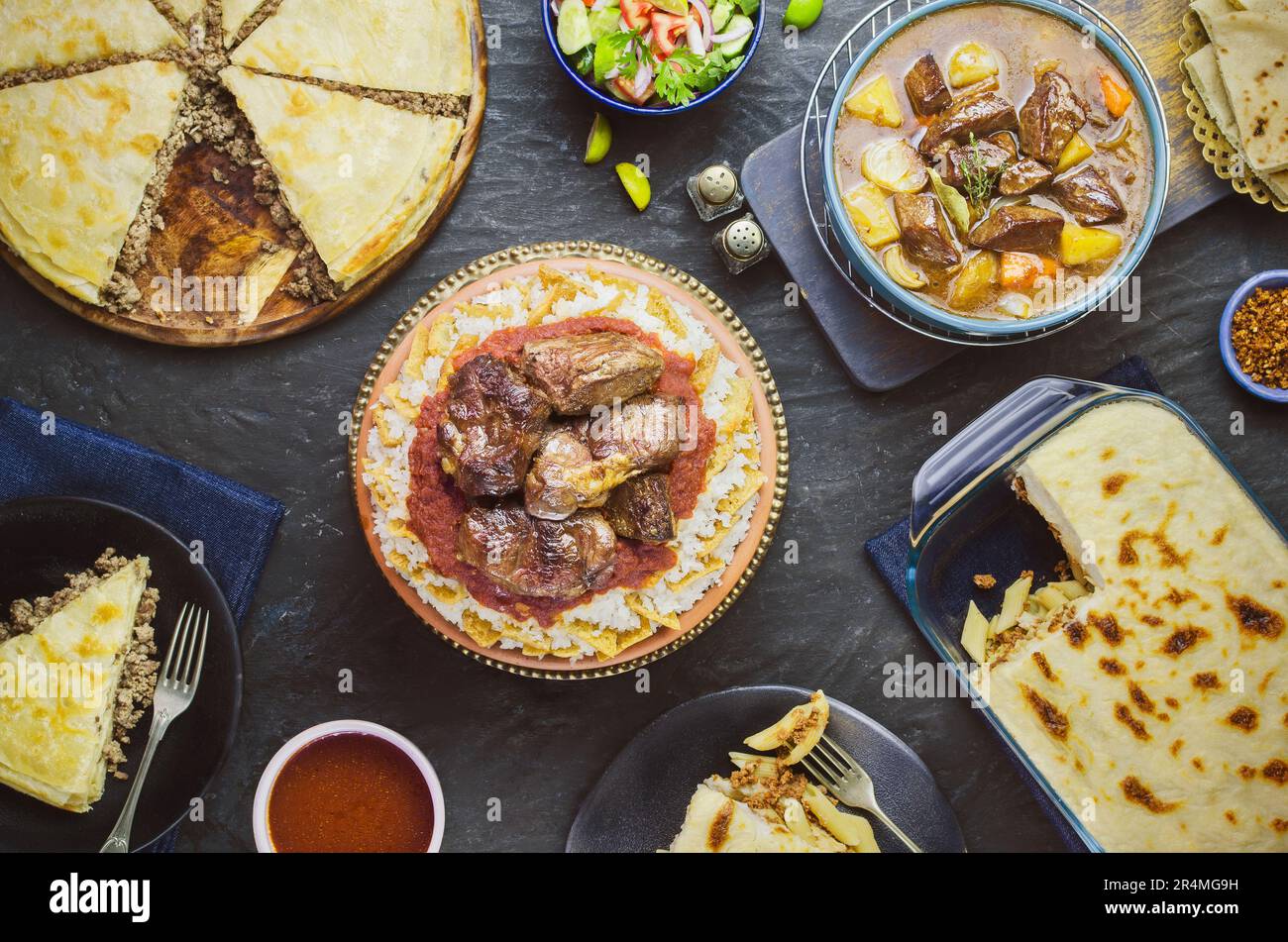 Cuisine arabe; déjeuner traditionnel du Moyen-Orient. C'est aussi un repas à base de viande pour célébrer « Eid-Al Adha » ou « le Festival du sacrifice ». Banque D'Images