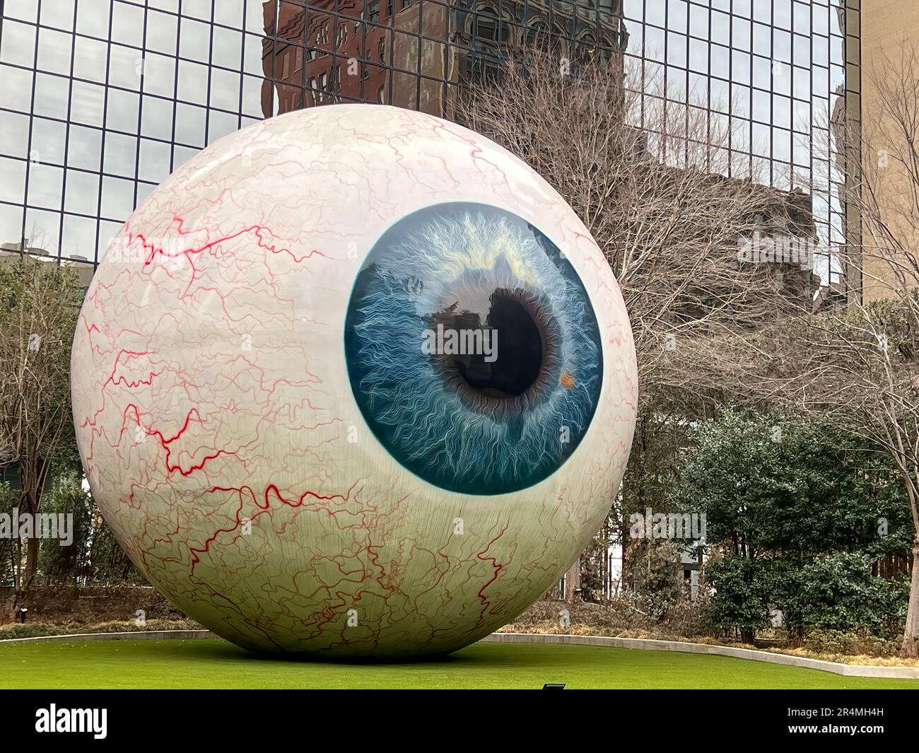 La sculpture optique plus grande que nature de Tony TSet, Eye, main Street, Dallas Texas, États-Unis Banque D'Images