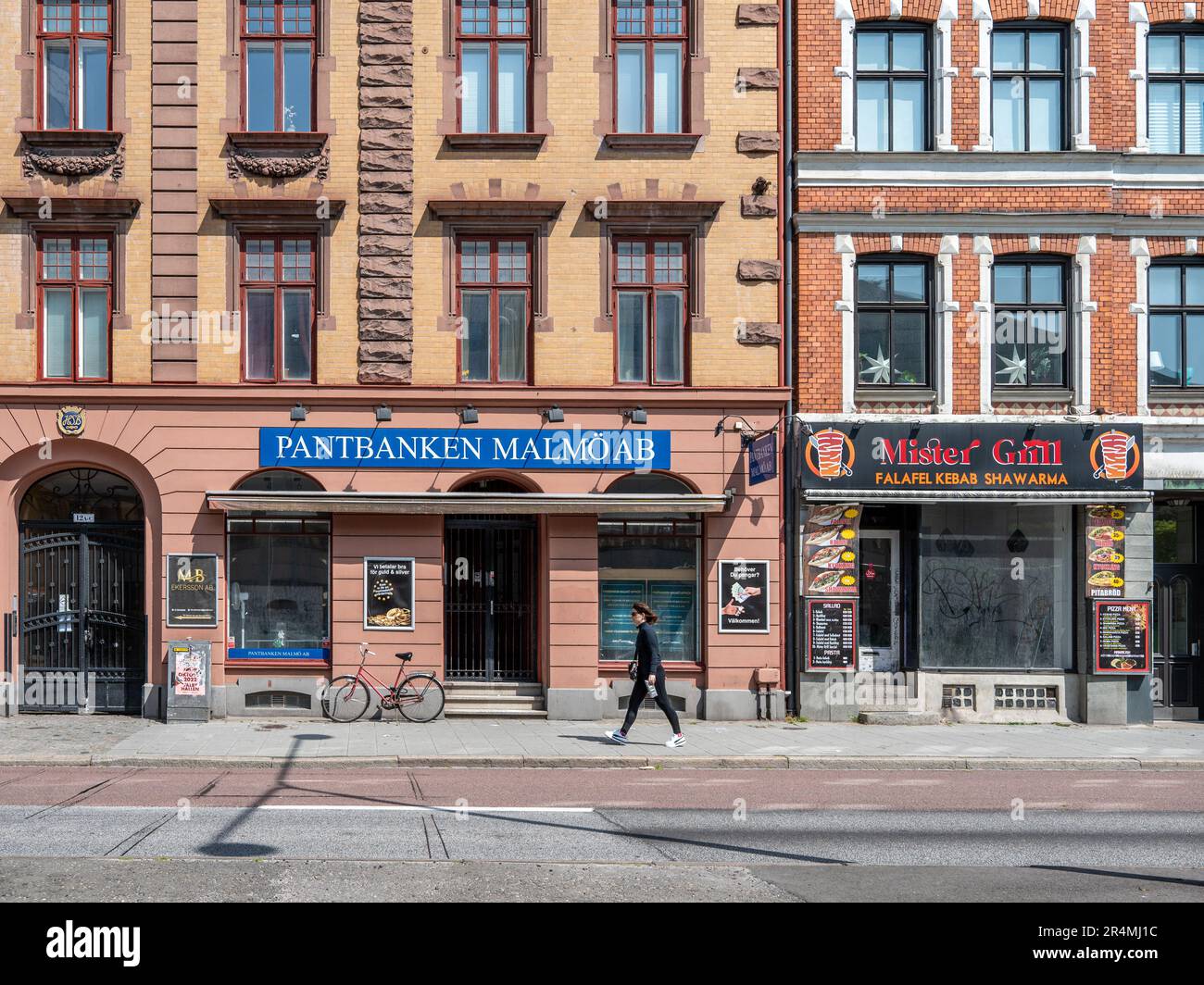 Pawnbroker et restaurant de restauration rapide à Admiral’s Street ou Amiralsgatan dans le centre-ville de Malmö lors d’une journée ensoleillée dans le sud de la Suède Banque D'Images