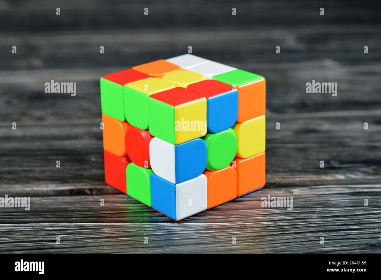 Le Rubik's Cube, puzzle combiné, cube de puzzle rapide, chacun des six  visages a été couvert par neuf autocollants, chacun de l'une des six  couleurs unies: wh Photo Stock - Alamy