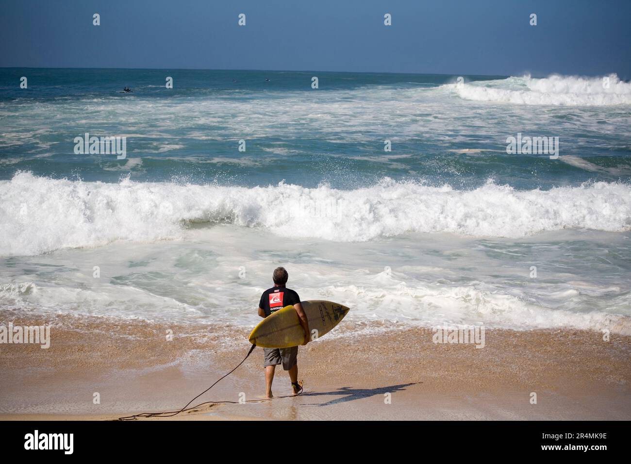 Clyde Aikau entre dans l'eau à l'Eddie Aikau 25th Big Wave Invitational. La plus grande houle de la rive nord pendant 10 ans a entraîné des vagues de 30-50 pieds à Waimea Bay, dans le nord Banque D'Images