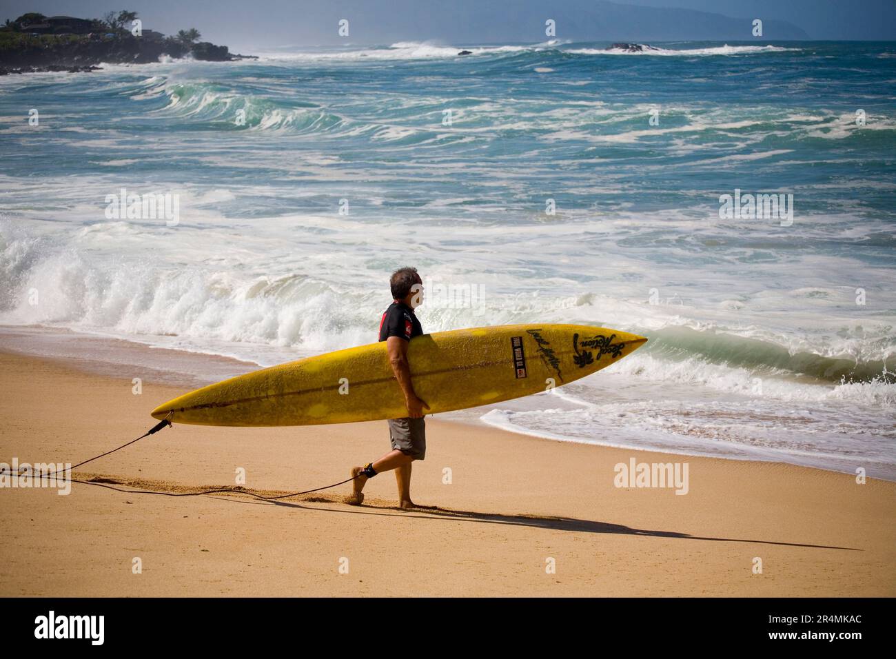 Clyde Aikau entre dans l'eau à l'Eddie Aikau 25th Big Wave Invitational. La plus grande houle de la rive nord pendant 10 ans a entraîné des vagues de 30-50 pieds à Waimea Bay, dans le nord Banque D'Images