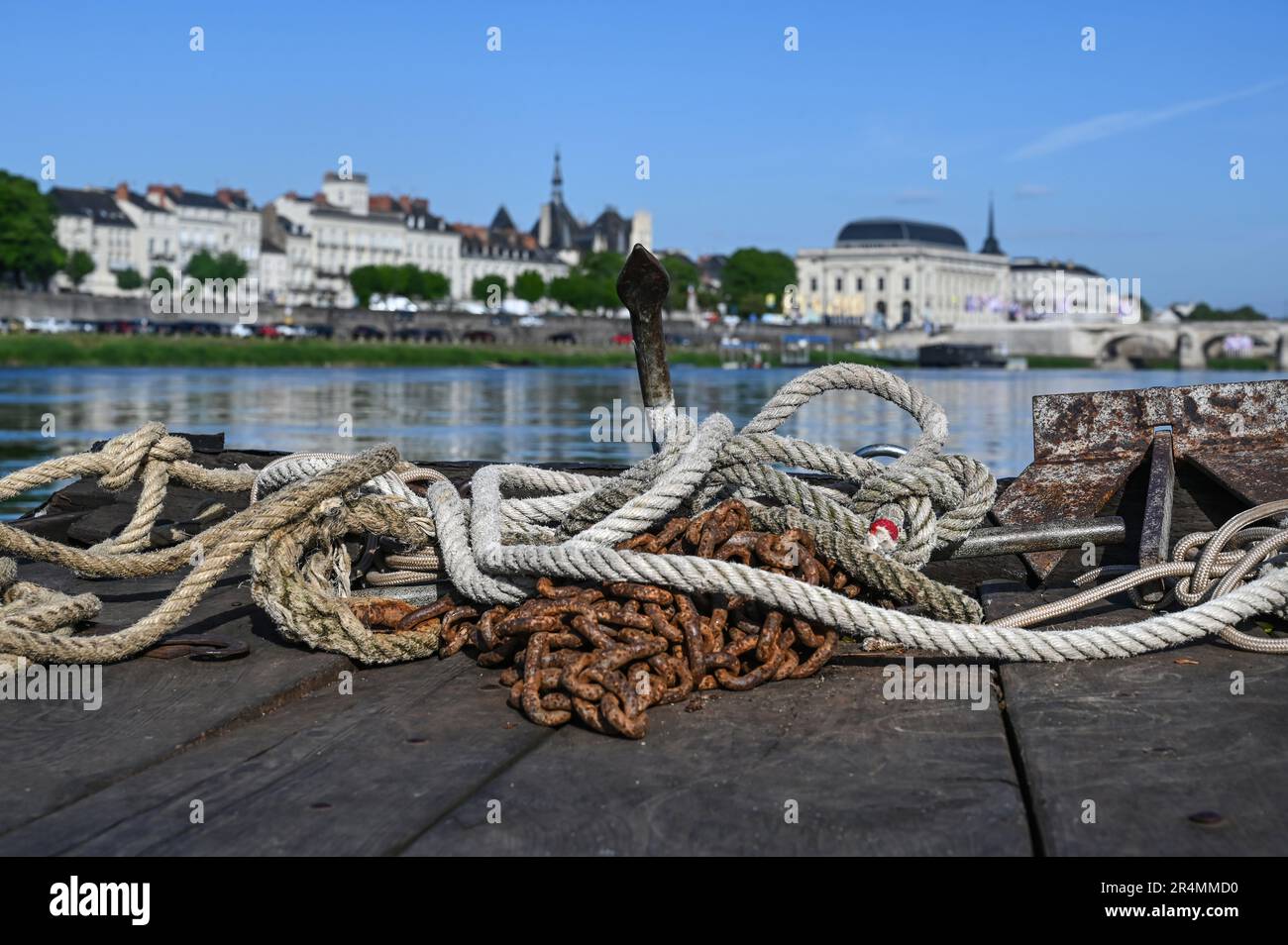 Vue sur Saumur depuis un bateau sur la Loire avec l'hôtel de ville et le théâtre de ville bordant le front de mer, en France Banque D'Images