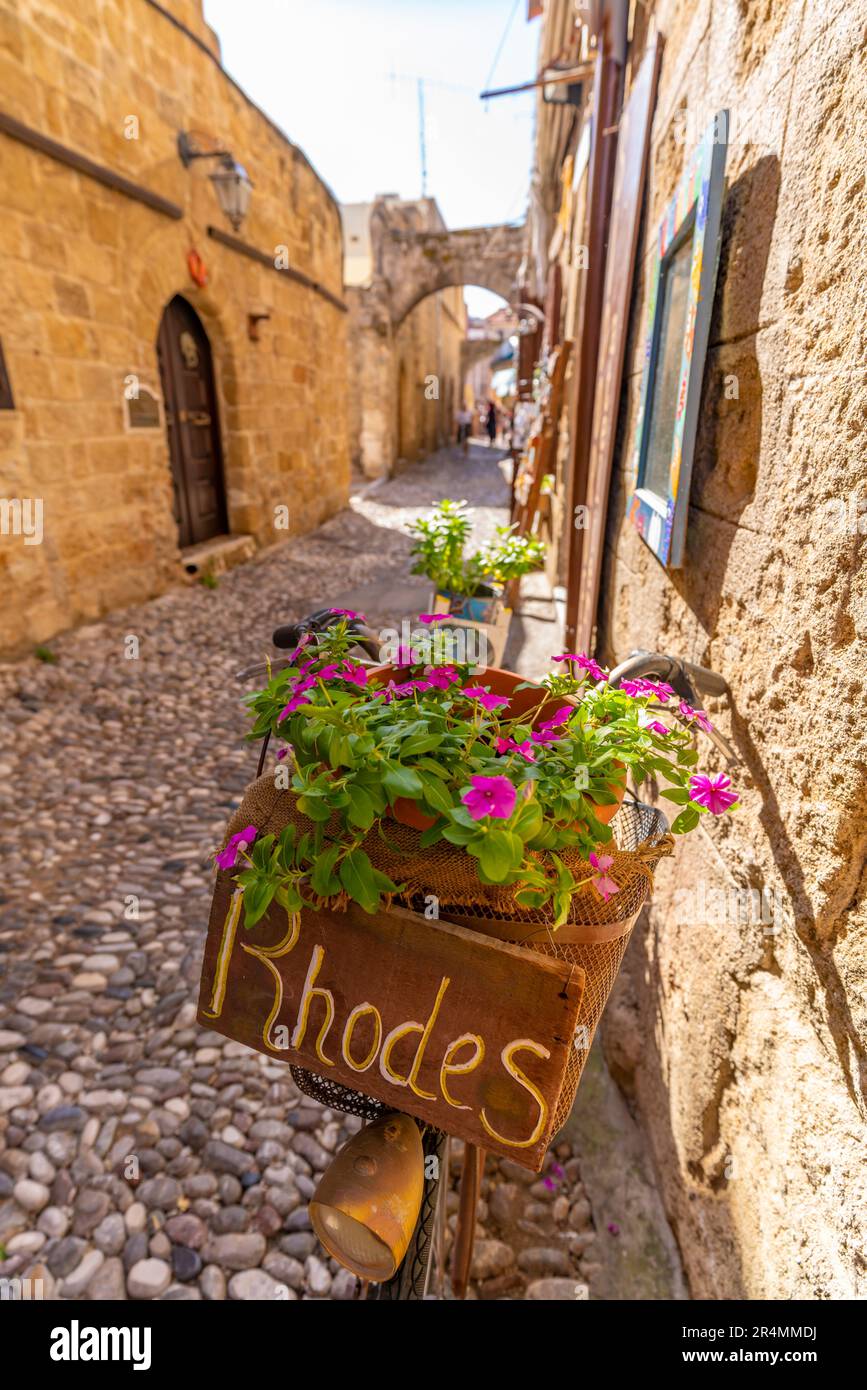 Vue sur le panneau Rhodes dans la petite rue pavée, vieille ville de Rhodes, site classé au patrimoine mondial de l'UNESCO, Rhodes, Dodécanèse, îles grecques, Grèce, Europe Banque D'Images