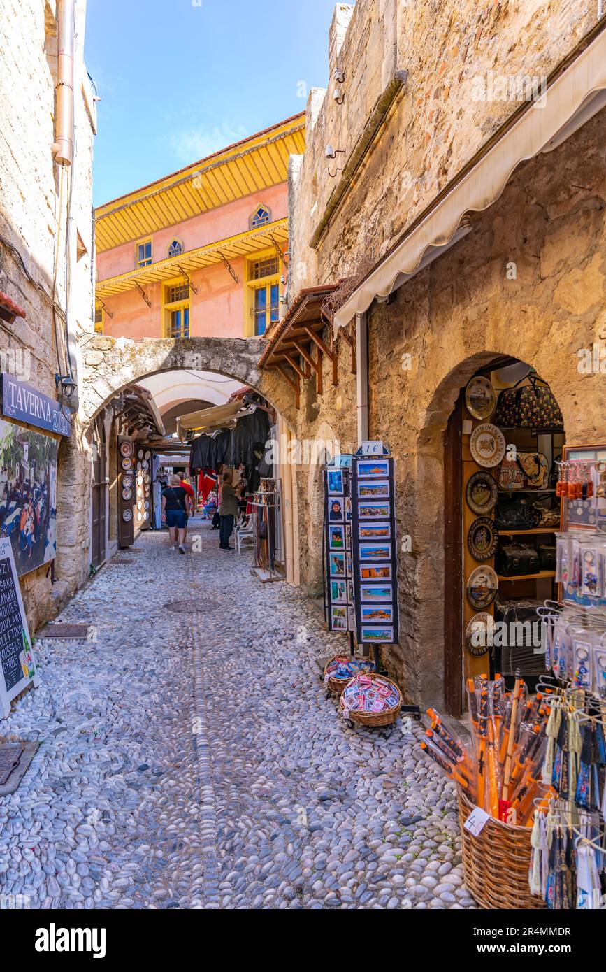 Vue sur les boutiques de la petite rue pavée, la vieille ville de Rhodes, site classé au patrimoine mondial de l'UNESCO, Rhodes, Dodécanèse, îles grecques, Grèce, Europe Banque D'Images