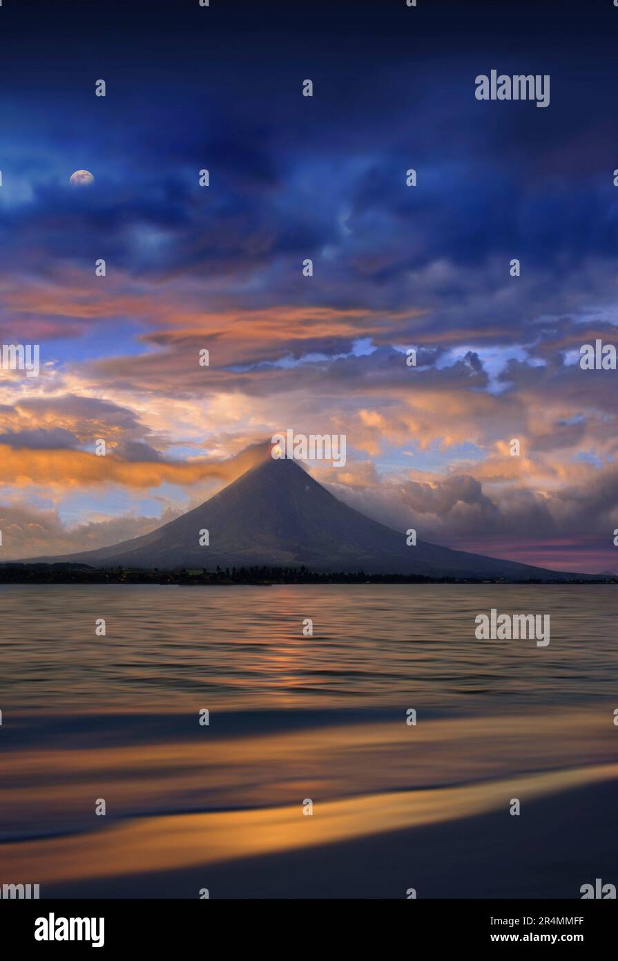 Volcan Mayon près de la ville de Legazpi - éruption au coucher du soleil Banque D'Images
