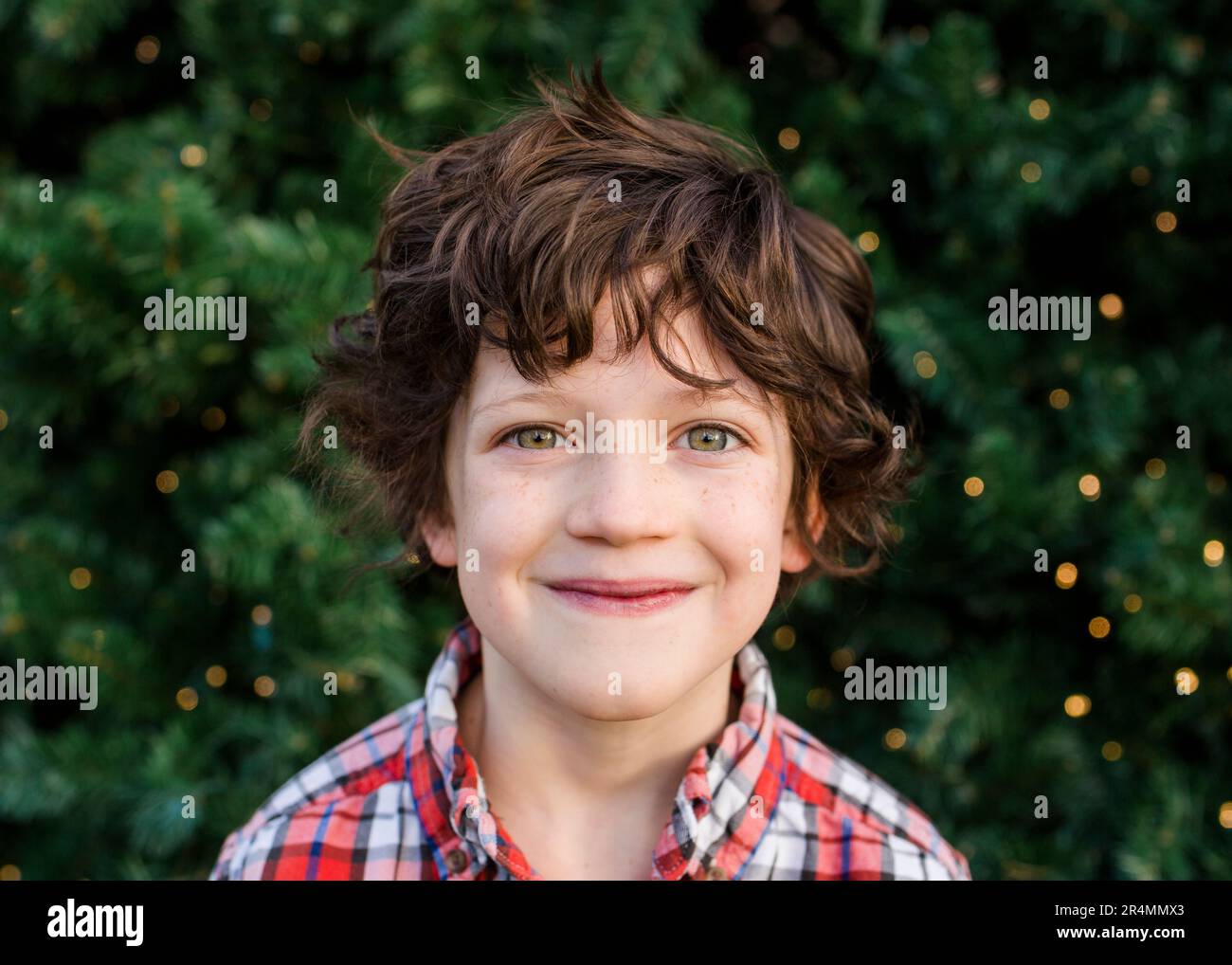 portrait d'un petit enfant heureux regardant directement à l'appareil photo Banque D'Images