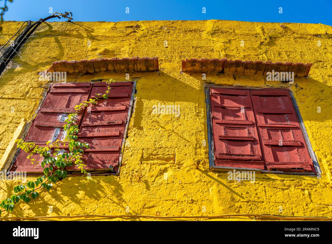 Vue sur un bâtiment coloré et des fenêtres à volets, vieille ville de Rhodes, site classé au patrimoine mondial de l'UNESCO, Rhodes, Dodécanèse, îles grecques, Grèce, Europe Banque D'Images