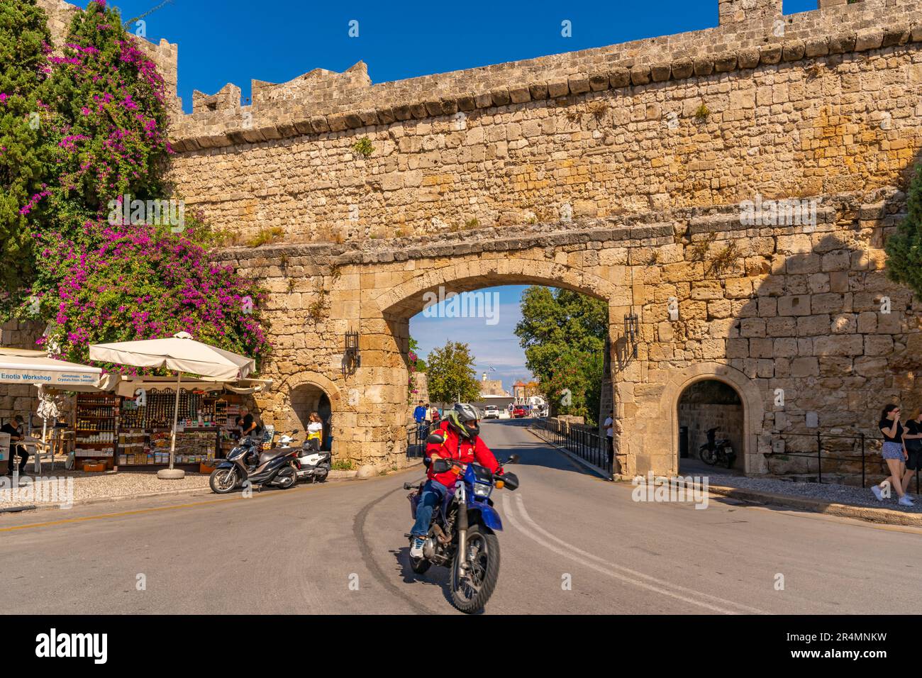 Vue sur Liberty Gate, la vieille ville de Rhodes, site classé au patrimoine mondial de l'UNESCO, Rhodes, Dodécanèse, îles grecques, Grèce, Europe Banque D'Images