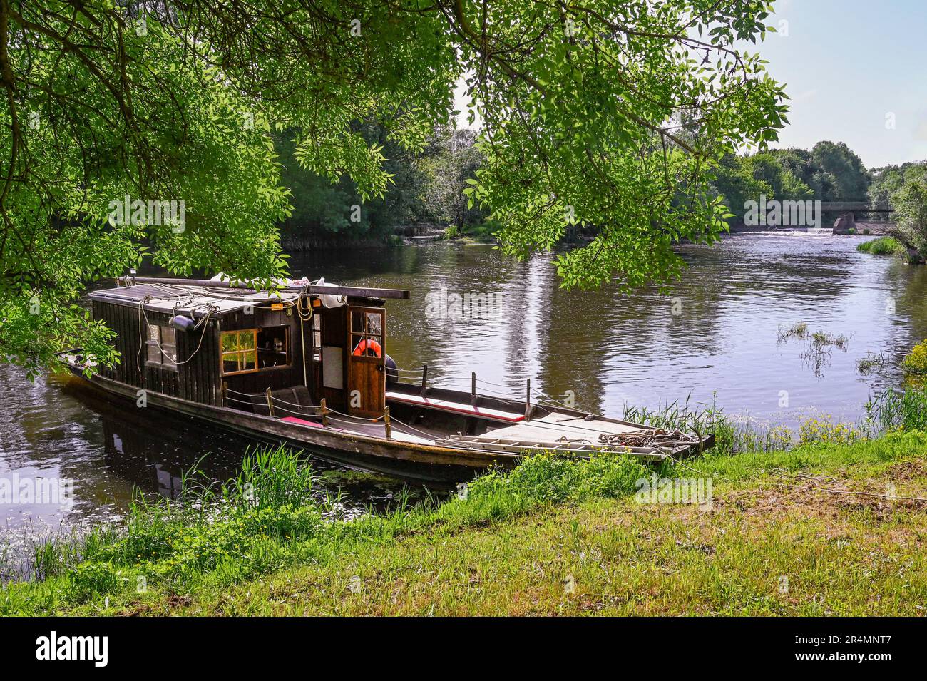 Un bateau de transport traditionnel en bois amarré sur les rives du vignoble Bouvet Ladubay, sur la rivière Thouet à Saumur, en France Banque D'Images