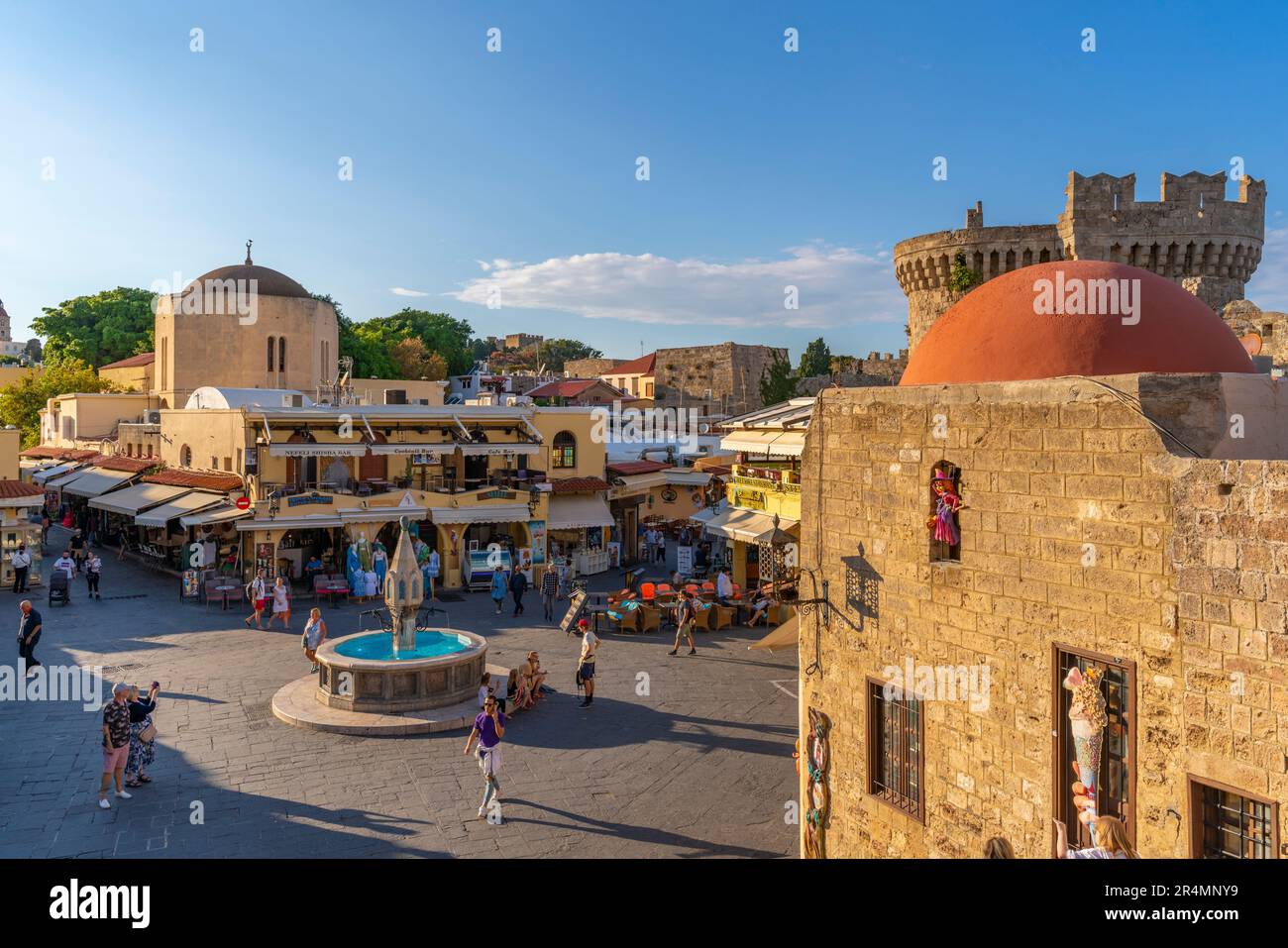Vue sur la place Hippocrate, la vieille ville de Rhodes, site classé au patrimoine mondial de l'UNESCO, Rhodes, Dodécanèse, îles grecques, Grèce, Europe Banque D'Images