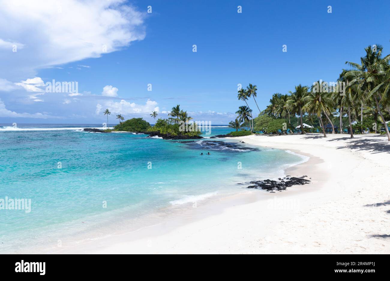 Plage de sable blanc exotique de Matareva avec eaux claires, Samoa Banque D'Images
